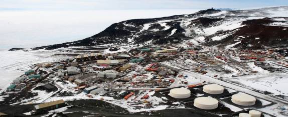A base americana de McMurdo, a maior base da Antártida, com mais de 1.000 habitantes no verão